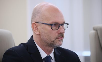Minister ds. nadzoru nad wdrażaniem polityki rządu Maciej Berek podczas posiedzenia rządu