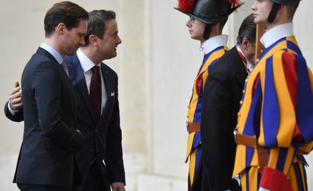 W 2017 roku premier Xavier Bettel (w głębi) stawił się na audiencji u papieża Franciszka ze swoim mę