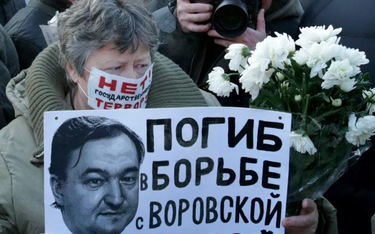 Poległ w walce ze złodziejskim systemem – plakat z Siergiejem Magnickim na nielegalnej demonstracji 