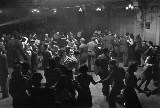 Relaks w wojenych czasach: tańce i dobra zabawa w Rainbow Corner, klubie dla żołnierzy na Piccadilly