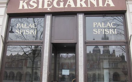 Jeszcze kilka lat temu miłośnicy literatury mogli wybierać w księgarniach na krakowskim rynku. Dziś 