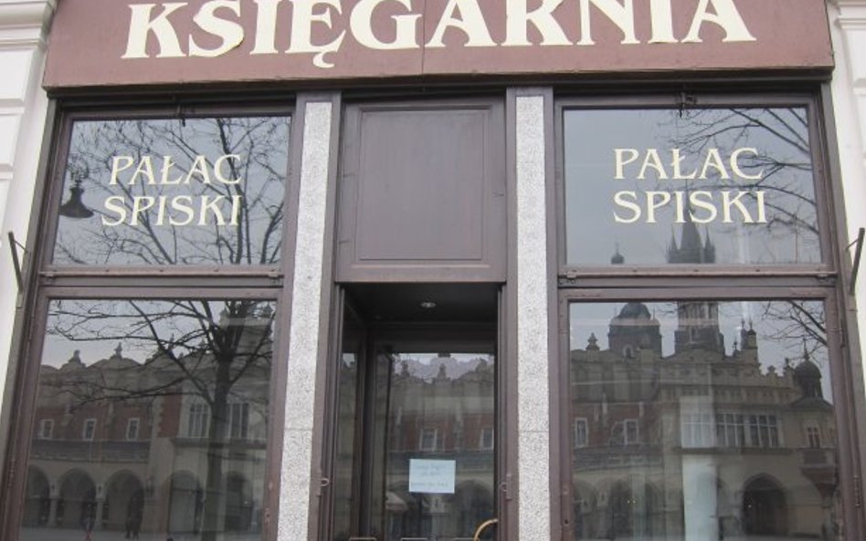 Jeszcze kilka lat temu miłośnicy literatury mogli wybierać w księgarniach na krakowskim rynku. Dziś 