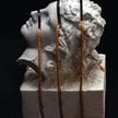 Barbara Falender, z serii „Wenus Medycejska”, 1998 profil, marmur karraryjski, porcelana, sizal, 25x