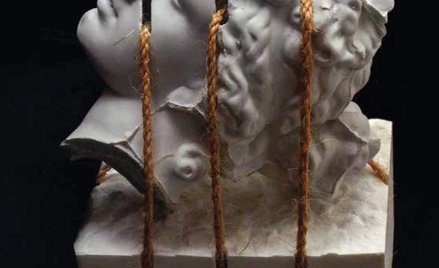 Barbara Falender, z serii „Wenus Medycejska”, 1998 profil, marmur karraryjski, porcelana, sizal, 25x