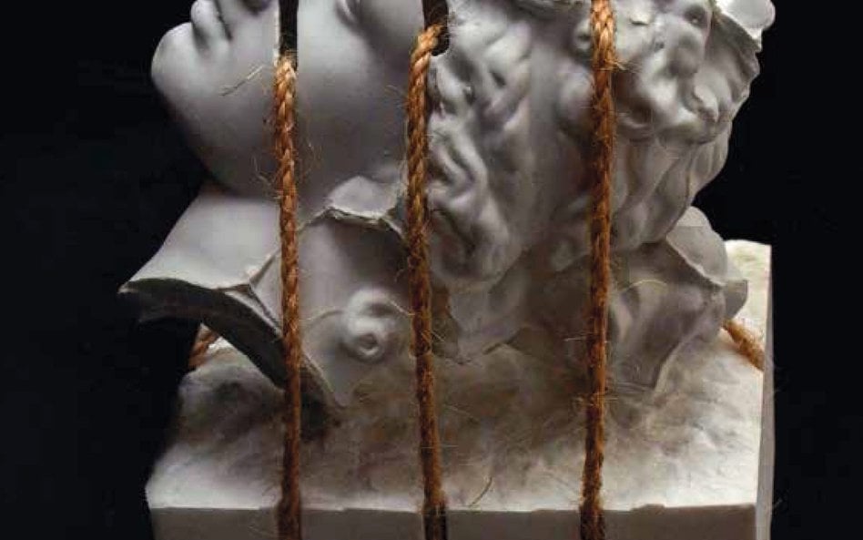 Barbara Falender, z serii „Wenus Medycejska”, 1998 profil, marmur karraryjski, porcelana, sizal, 25x
