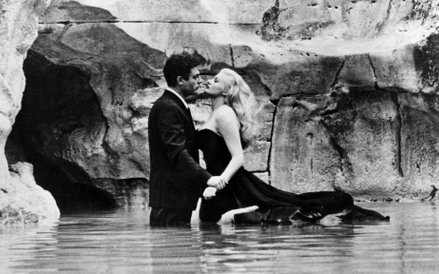 Marcello Mastroianni z Anitą Ekberg w "Słodkim życiu"