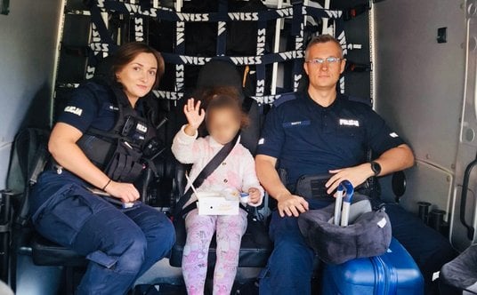 5-latka została sama na peronie. Pociąg z jej rodziną odjechał ze stacji