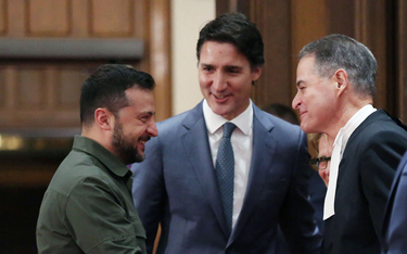 Spiker Izby Gmin Kanady Anthony Rota (P) w towarzystwie premiera Kanady Justina Trudeau wita się z p