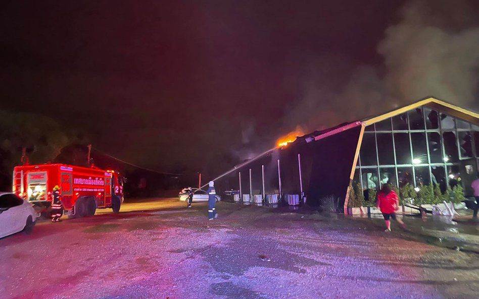 Strażacy gaszą pożar w nocnym klubie w Tajlandii