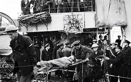 Wyładunek Kanadyjczyków rannych podczas rajdu na Dieppe z pokładu ORP „Ślązak”, 19 sierpnia 1942 r.