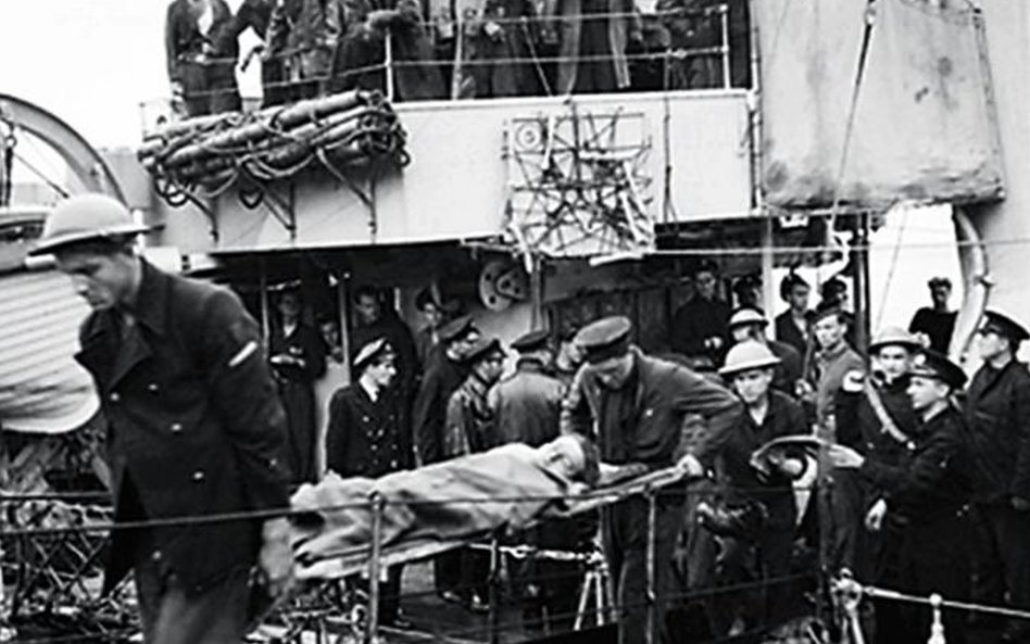 Wyładunek Kanadyjczyków rannych podczas rajdu na Dieppe z pokładu ORP „Ślązak”, 19 sierpnia 1942 r.