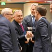 Premier Węgier Viktor Orbán w czwartek w Brukseli wita się z prezydentem Francji Emmanuelem Macronem