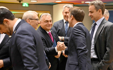 Premier Węgier Viktor Orbán w czwartek w Brukseli wita się z prezydentem Francji Emmanuelem Macronem