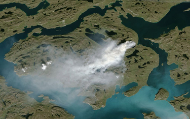 Zdjęcie z 3 sierpnia - pożar ok. 150 km na północny wschód od Sisimiut widziany z satelity