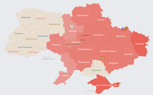 Mapa alarmów lotniczych ze strony alerts.in.ua. Stan na godzinę 23:25 czasu polskiego