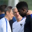 Trener Didier Deschamps (na zdjęciu z Samuelem Umtitim) został oskarżony o rasizm przez Érica Canton