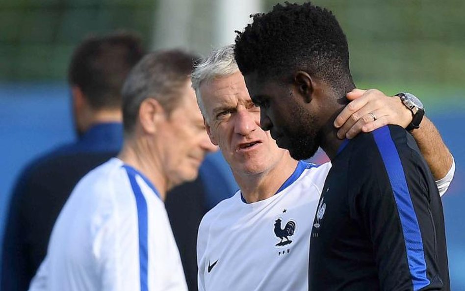 Trener Didier Deschamps (na zdjęciu z Samuelem Umtitim) został oskarżony o rasizm przez Érica Canton