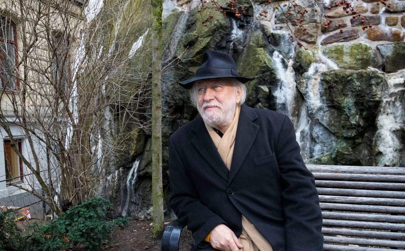 Czy noblista z kraju Orbána pisze tylko nekrologi?