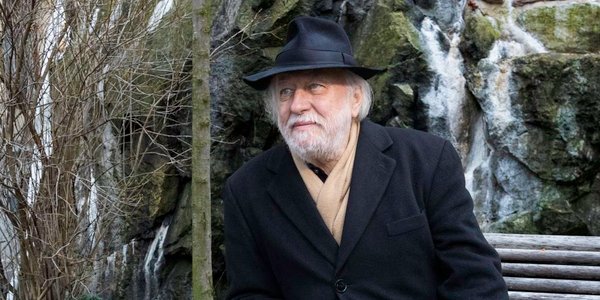 Czy noblista z kraju Orbána pisze tylko nekrologi?