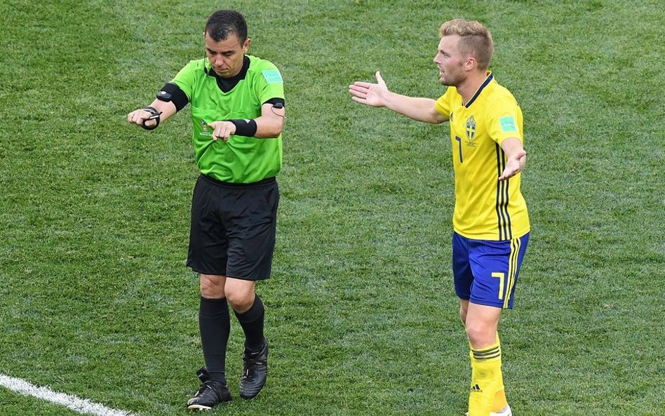 Sędzia Joel Aguilar idzie oglądać powtórkę VAR w meczu Szwecja - Korea Południowa