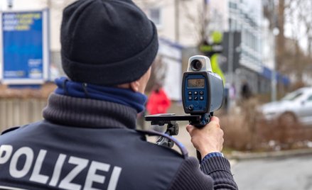 5 tys. euro kary dla niemieckiego kierowcy za pokazanie środkowego palca fotoradarowi