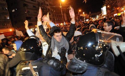 Ludzie protestują przeciwko oszczędnościom i arogancji rządu