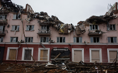 Zniszczony w wyniku działań wojennych budynek w Czernihowie na północy Ukrainy