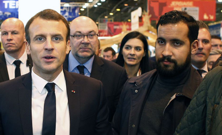 Alexandre Benalla z prawej, obok prezydenta Macrona