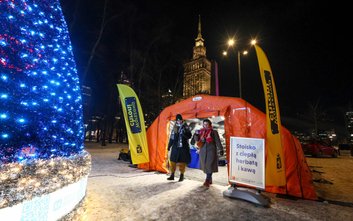 Wewnątrz punktów serwowane są gorąca herbata i kawa