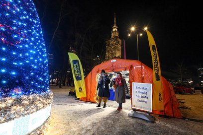 Wewnątrz punktów serwowane są gorąca herbata i kawa