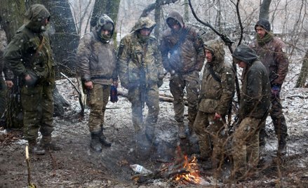 Ukraińscy żołnierze przy ognisku w obwodzie ługańskim