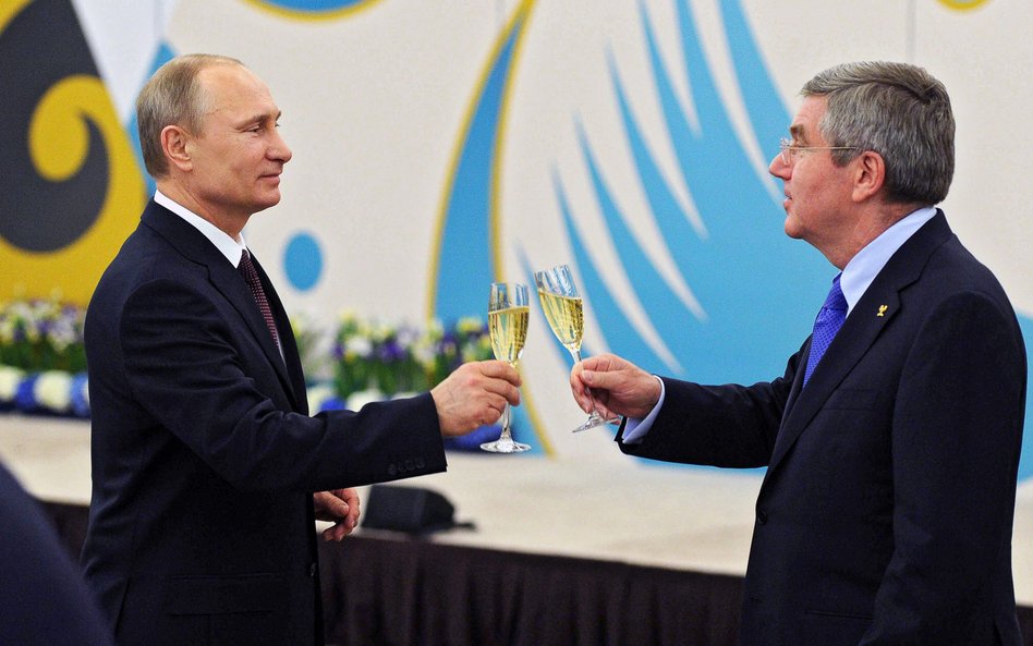 Władimir Putin i Thomas Bach i toast na igrzyskach w Soczi