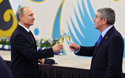 Władimir Putin i Thomas Bach i toast na igrzyskach w Soczi