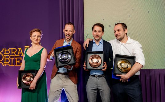 Monika Zięba (od lewej), laureatka trzeciego miejsca, Mikołaj Janik, który zajął drugie miejsce, Tom
