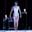 Bella Hadid podczas nanoszenia na jej skórę sukni projektu Coperni.