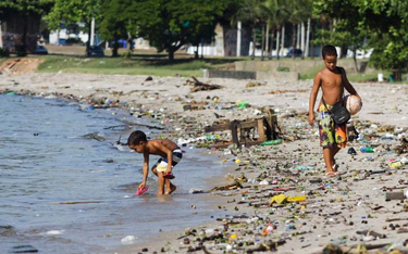 Śmieci na plaży Sao Bento w zatoce Guanabara. To na tych wodach będą rozgrywane olimpijskie regaty ż