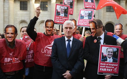 John McDonnell, Kanclerz Skarbu w gabinecie „cieni" Wielkiej Brytanii, stanął na czele protestującyc