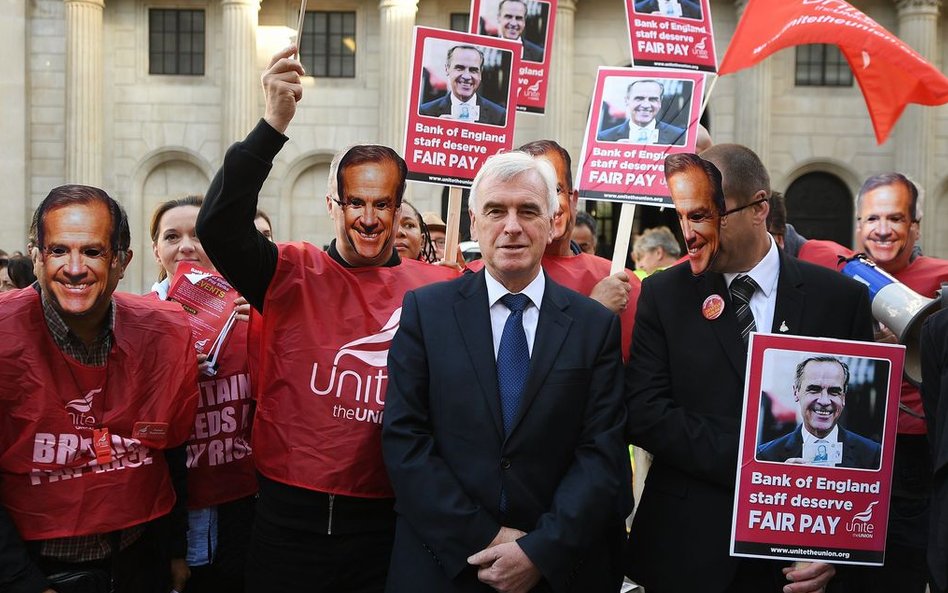 John McDonnell, Kanclerz Skarbu w gabinecie „cieni" Wielkiej Brytanii, stanął na czele protestującyc