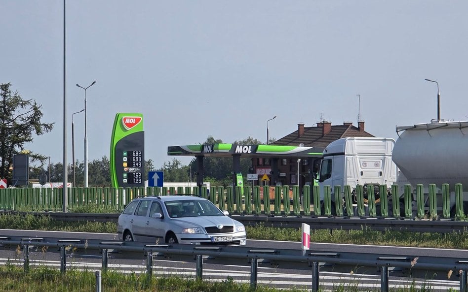 Stacja benzynowa przy trasie S7 Warszawa - Radom