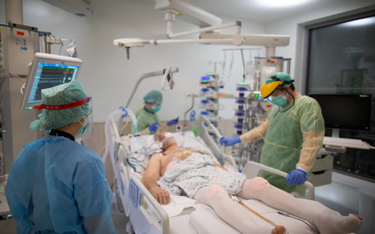 Koronawirus: braki kadrowe w szpitalach wymuszają delegowanie personelu