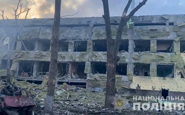 Budynek zniszczonego szpitala położniczego w Mariupolu