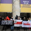 Protesty przeciwko agresji Rosji na Ukrainę odbywają się w Warszawie i innych miastach w całej Polsc