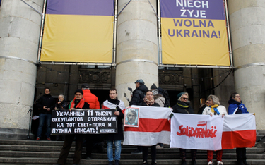 Protesty przeciwko agresji Rosji na Ukrainę odbywają się w Warszawie i innych miastach w całej Polsc