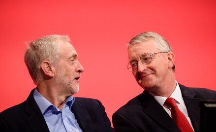 Lider brytyjskiej opozycyjnej Partii Pracy Jeremy Corbyn (z lewej) i Hilary Benn