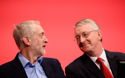 Lider brytyjskiej opozycyjnej Partii Pracy Jeremy Corbyn (z lewej) i Hilary Benn