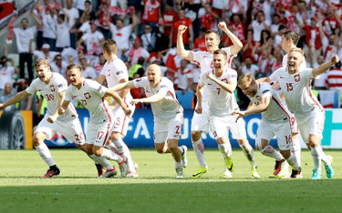 Reprezentacja Polski świętuje zwycięstwo w serii rzutów karnych przeciwko Szwajcarii w 1/8 finału Eu