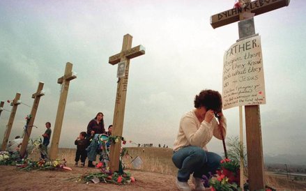 W Littleton postawiono 15 krzyży upamiętniających wszystkich, którzy stracili życie 20 kwietnia 1999