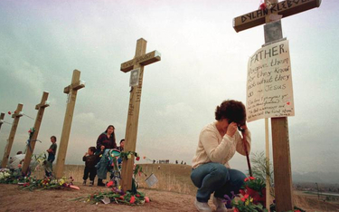W Littleton postawiono 15 krzyży upamiętniających wszystkich, którzy stracili życie 20 kwietnia 1999