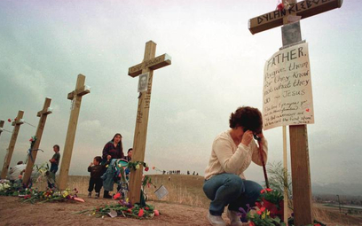 W Littleton postawiono 15 krzyży upamiętniających wszystkich, którzy stracili życie 20 kwietnia 1999