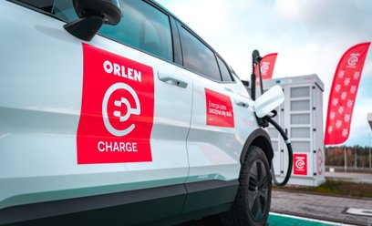 Na MOP Olsztynek Orlen uruchomił pierwszy hub szybkiego ładowania o mocy 400 kW